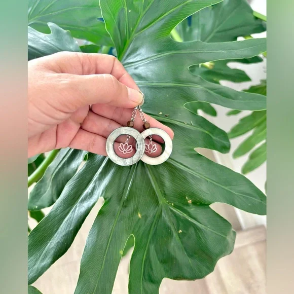 Mother of Pearl Earrings - Picture 1 of 3